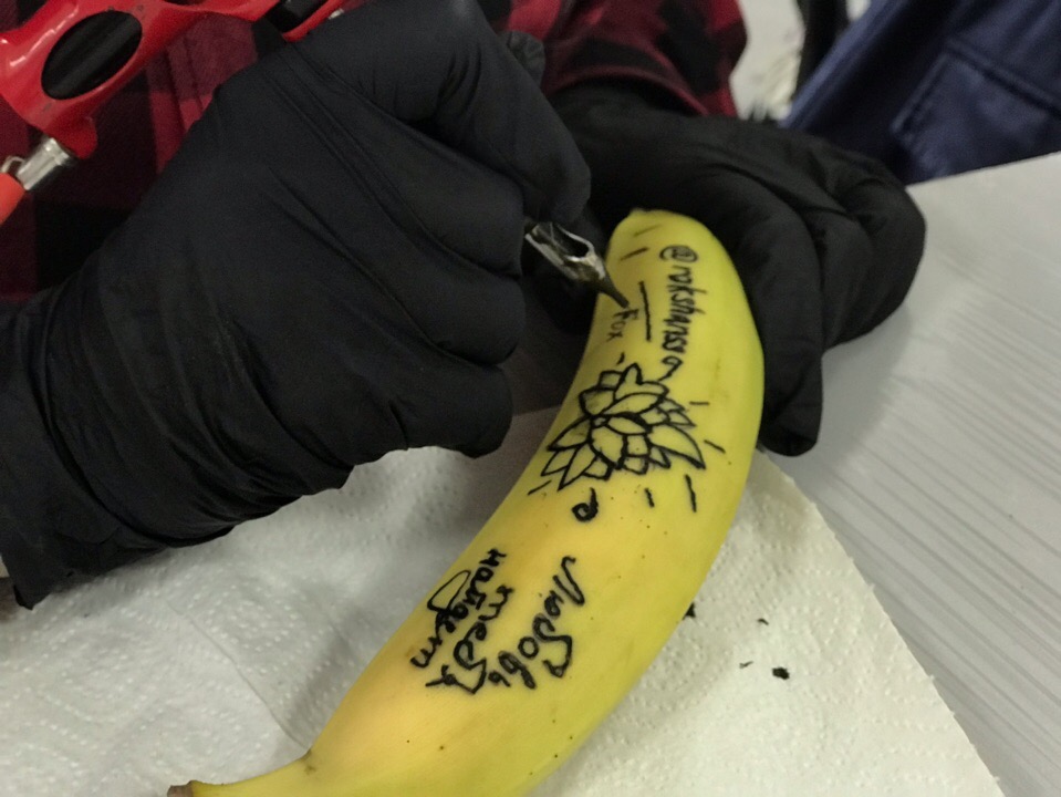 Суета на банане. Татуированный банан. Татуировка бананчика. Татухи на банане. Тренировка тату на банане.